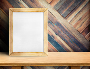 Leinwandbilder - white board on plain wooden table top at diagonal tropical wood