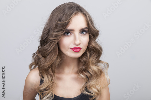 Fotografía Close up of an interested brown haired woman