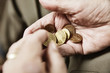 Hand einer Seniorin mit Münzgeld