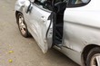 Eingedellte Seite eines Unfallwagens, Sportwagen mit Unfallschaden steht auf einer Straße, Deutschland