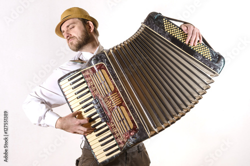Fotografía Portrait of a man emotionally playing the accordion