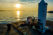 Altes Fahrrad auf Pier bei Sonnenuntergang