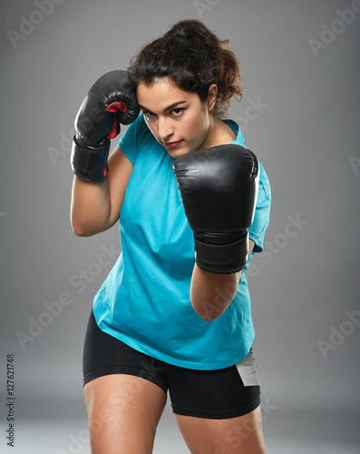 Fotografía Latino female fighter throwing an uppercut