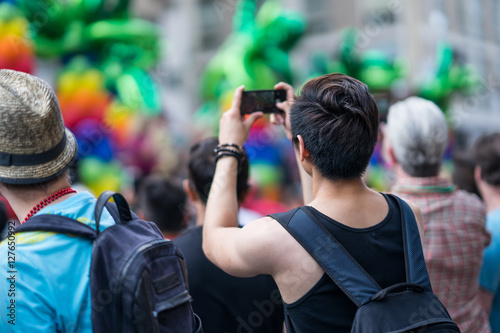 Fotografía Man in the crowd celebrating Pride Parade