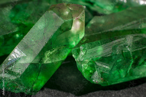 Cuadros en Lienzo Closeup of a bunch of many green rough uncut emerald crystals
