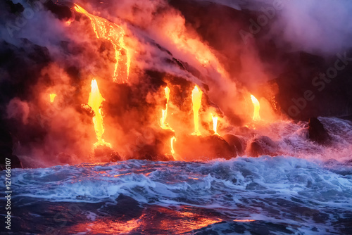 Cuadros en Lienzo Molten lava flowing into the Pacific Ocean on Big Island of Hawa