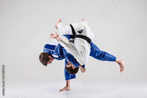 Dekoracja na wymiar  dwoch-wojownikow-judokow-walczacych-z-mezczyznami
