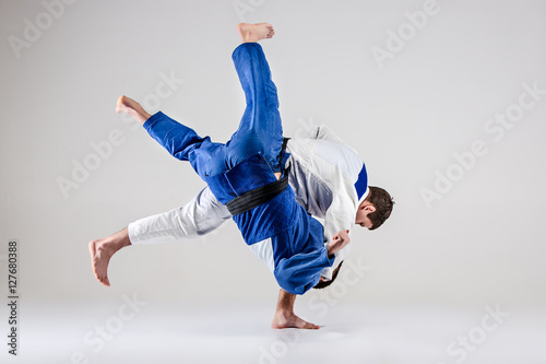 Fototapety Judo  dwoch-wojownikow-judokow-walczacych-z-mezczyznami