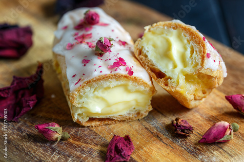 Fotomural Eclair with vanilla custard and sugar fondant.