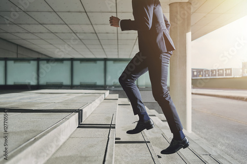 Fotografía Man wearing suit runs up the stairs
