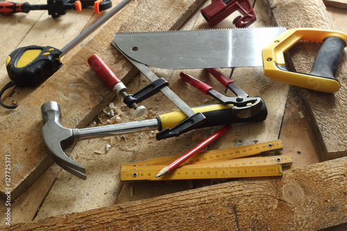 Zdjęcie XXL narzędzia stolarskie na stole warsztatowym