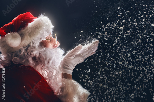 Foto-Stoffbanner - Santa Claus blows snow. (von Konstantin Yuganov)