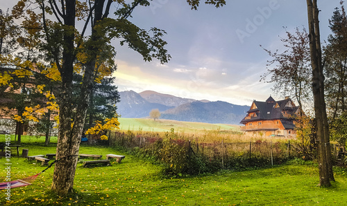 Dekoracja na wymiar  tradycyjny-drewniany-dom-w-gorach