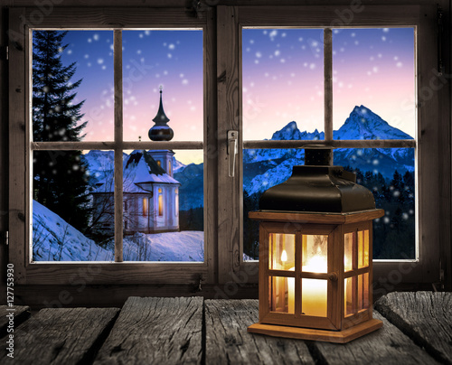 Foto-Fahne - Laterne vor einem Fenster am Weihnachtsabend (von Visions-AD)