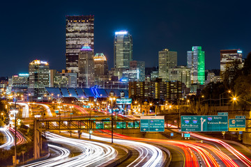 Fototapete - Pittsburgh skyline by night. The rush hour traffic leaves light trails on I-279 parkway
