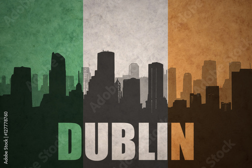 Zdjęcie XXL streszczenie sylwetka miasta z tekstem Dublina na vintage irlandzkiej flagi