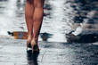© Mirko Macari - gambe con i tacchi sulla strada