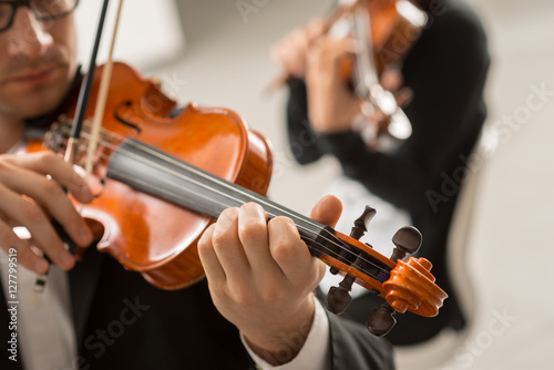 Obrazy filharmonia  wystep-duetu-skrzypcowego