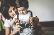 © miunicaneurona - Madre e hija juegan con una camara de fotos