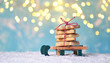 canvas print picture - selbstgebackene Plätzchen für Weihnachten auf einem Schlitten im Schnee