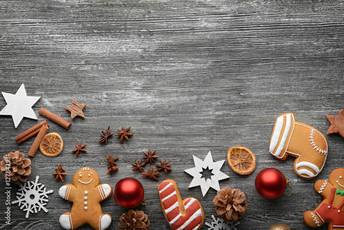 Foto-Tischdecke - Composition of tasty cookies and Christmas decor on wooden table (von Africa Studio)
