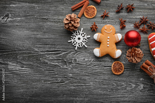 Foto-Tapete - Composition of tasty cookie and Christmas decor on wooden table (von Africa Studio)