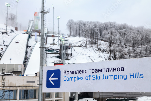 Zdjęcie XXL Kompleks skoczni narciarskich RusSki Gorki kierunek znak