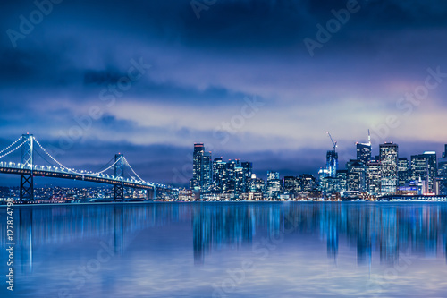 Plakat Piękna linia horyzontu San Francisco i Bay Bridge w nocy