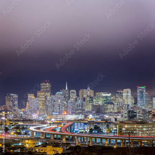Fényképezés Traffic Trails Into San Francisco Skyline