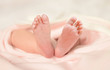 Neugeborene Baby Füsschen in zartem Licht