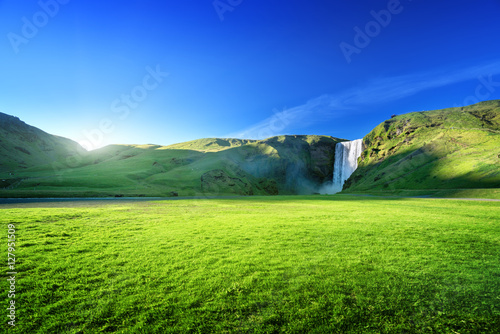 Foto-Duschvorhang nach Maß - Skogarfoss waterfall and summer sunny day, Iceland (von Iakov Kalinin)