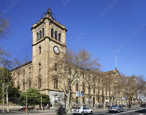 Plakat Budynek uniwersytecki przy Gran Via de les Corts Catalanes w Barcelonie. Hiszpania