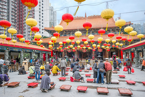 Photo People praying in Wong Tai Sin Temple in Kowloon HK