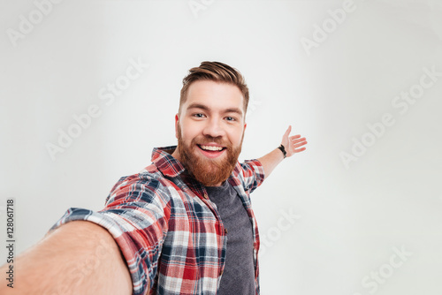 Fotografía Close up portrait of a cheerful bearded man taking selfie
