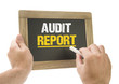 Audit Report / Hand schreibt auf Kreidetafel