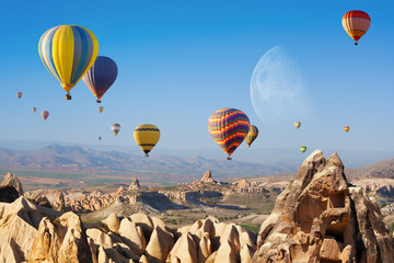 Canvas Print - Hot air ballooning in Cappadocia, Turkey.