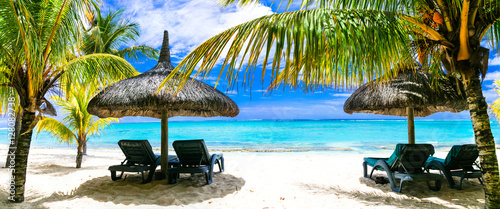 Foto-Kissen - relaxing  tropical holidays. Luxury vacation in Mauritius island (von Freesurf)