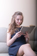 © SinnedNa - Frau beim Buch lesen auf der Couch