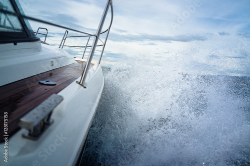 Plakat Powerboat walczy z burzą oceanu