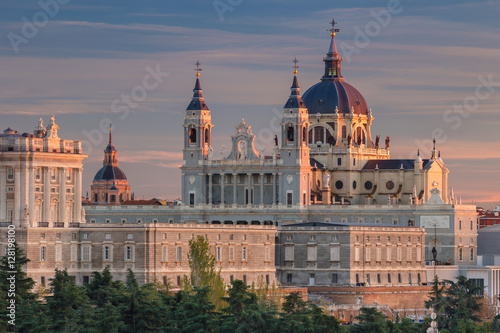 Plakat Madryt. Obraz panoramy Madrytu z katedrą Santa Maria la Real de La Almudena i Pałacem Królewskim podczas zachodu słońca.