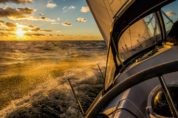 Fototapete - Segelboot im Sonnenuntergang