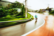Rollerfarher in Asien bei Regen