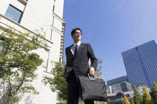 男性 ビジネスマン 青空背景 ローアングル ポートレート 汎用 外 東京 大手町 丸の内 Stock Photo Adobe Stock 男性 ビジネスマン 青空背景 ローアングル ポートレート 汎用 外 東京 大手町 丸の内 Stock Photo Adobe Stock