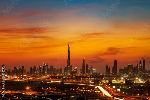 Obraz Dibond Piękny widok na panoramę Dubaju oglądany z Dubai Festival City podczas złotego wieczoru