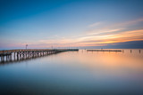 Fototapeta Pomosty - Long exposure of the pier and Chesapeake Bay at sunrise, in Nort