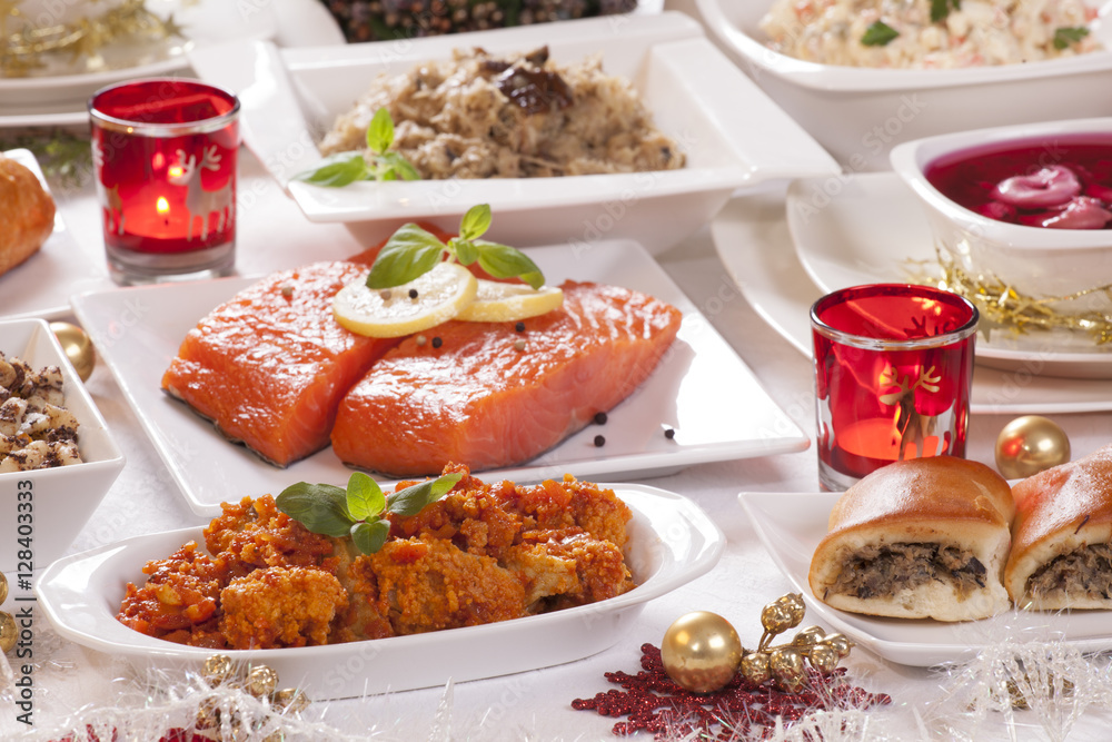 Boże Narodzenie - świąteczny stół - kolacja wigilijna / tradycyjne potrawy / ryba po grecku - obrazy, fototapety, plakaty 