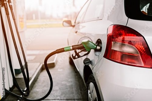 Fotografía Silver car refuelling at the gas station
