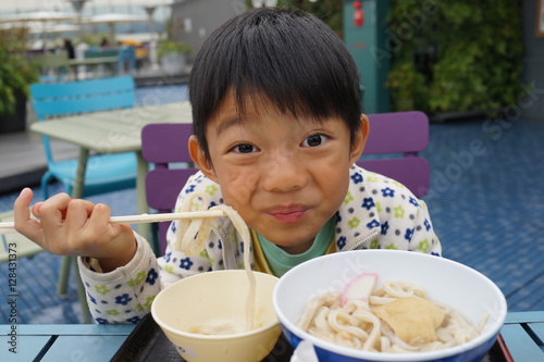 食べる少年 屋外 うどん 食育 食欲 幼児食 日本 和食 Buy This Stock Photo And Explore Similar Images At Adobe Stock Adobe Stock