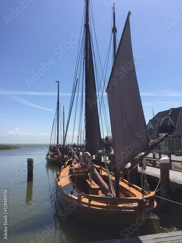 Zeesenboot traditionnel dans le Bodden of Prerow Poster Mural XXL