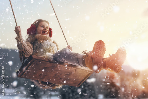 Fotografía Chica en swing en invierno puesta de sol